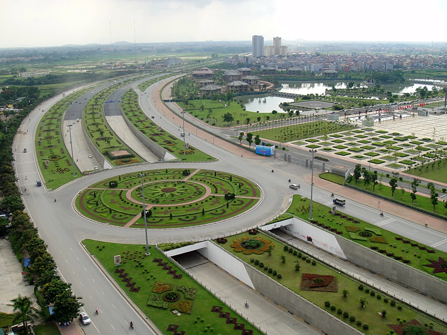 Lang - Hoa Lac Expressway with a length of 29km