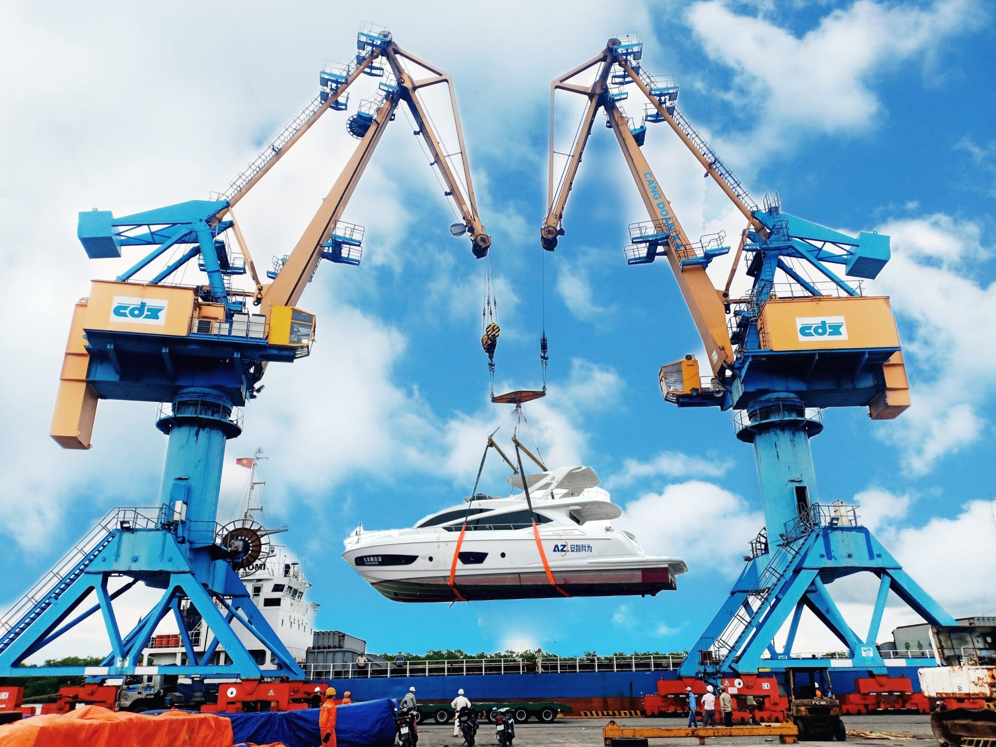 Cẩu đấu Du thuyền tại Cảng Đoạn Xá 8/6/2022
